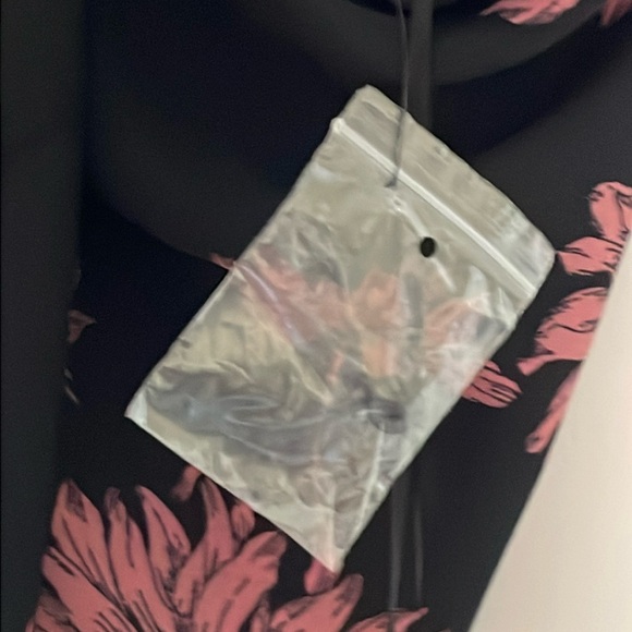 NWT Vince Camuto floral pattern, sleeveless top with button keyhole; Size L - Picture 8 of 11